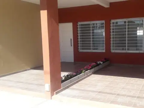 Depto. 2 ambientes con patio y entrada de auto.