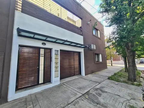 Venta depto tipo casa 3 ambientes con patio y parrilla en Bernal