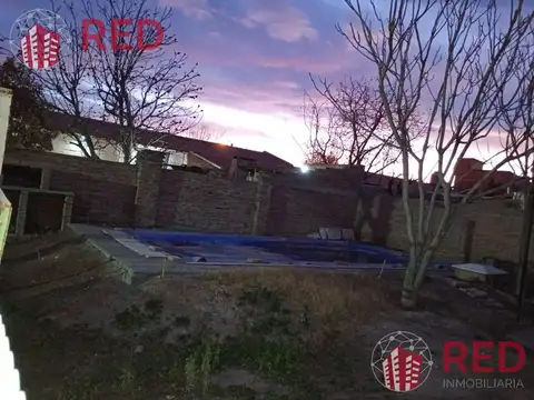 Vende Casa 2 dormitorios en Centenario -Barrio Sarmiento