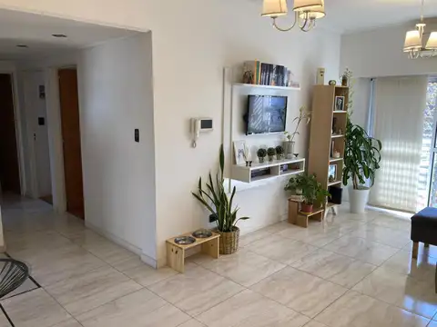 VENDO EXCELENTE DEPARTAMENTO DE  3 AMBIENTES AL FRENTE CON BALCÓN, EN LINIERS