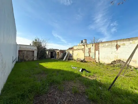 VENTA CASA CENTRICA CON LOTE PARA DESARROLLO