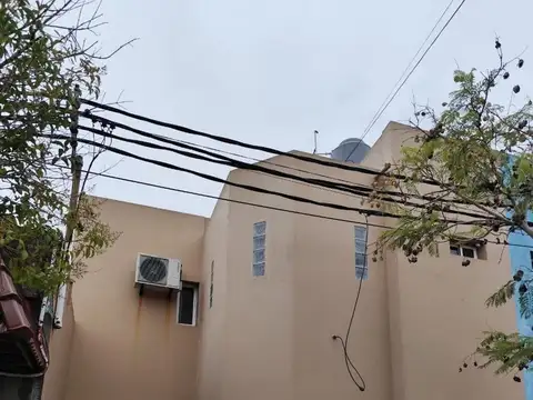 PH UBICADO EN 159 ENTRE 11 Y 12 BERISSO A LA VENTA