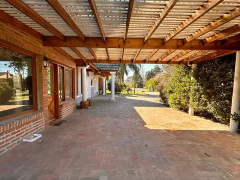 Casa en Alquiler con 2 cocheras