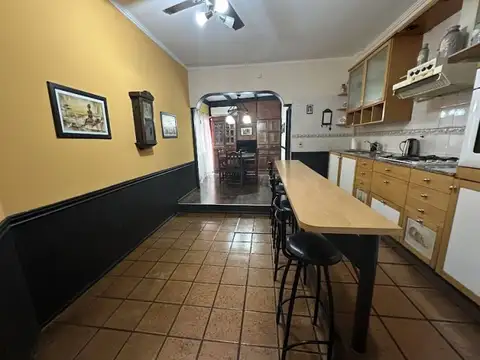 Casa 7 ambientes con 2 baños