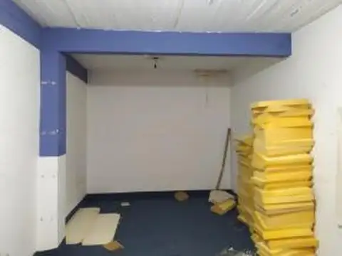 Martínez Centro: Excelente Local con Sótano a 1 Cuadra de Alvear, Entre Av y Vías. Gran Vidriera y luminosidad.