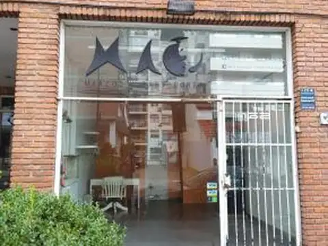 Martínez Centro: Excelente Local con Sótano a 1 Cuadra de Alvear, Entre Av y Vías. Gran Vidriera y luminosidad.