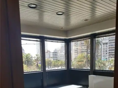 Oficina en Alquiler con 2 cocheras