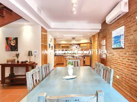 Casa en Venta con 2 cocheras