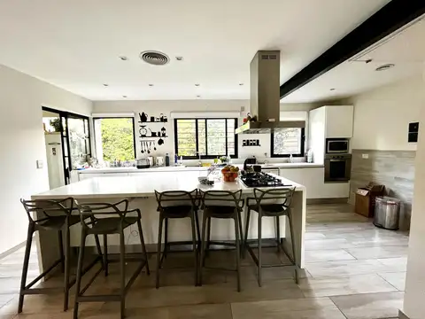 Casa 6 ambientes con 4 baños