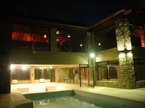 Casa 7 ambientes con 9 baños