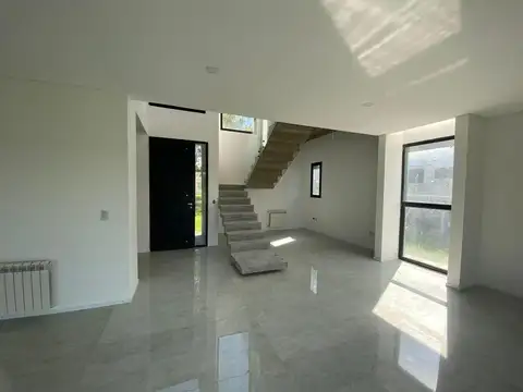 CASA EN VENTA DE 3 DORMITORIOS EN MIRALAGOS