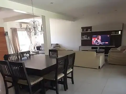 Casa en Venta con 3 cocheras