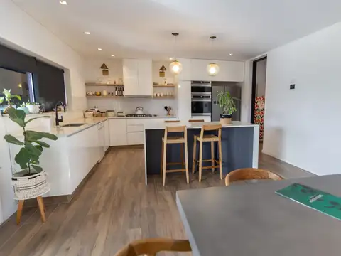 Casa en Venta con 2 cocheras