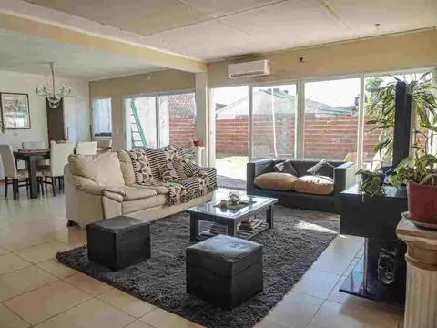 VENTA CASA 3AMBIENTES/C/COCHERA Y PATIO/LOS ROBLES