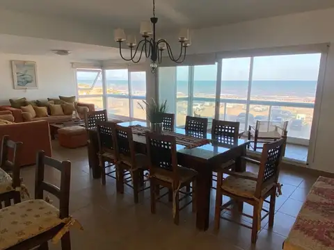 YA ESTÁN LOS PRECIOS DE LA TEMPORADA -Abonando ahora 20% de descuento.4 amb. fte al mar con cochera