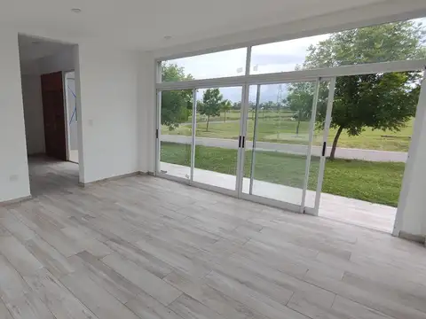 Casa 5 ambientes con 4 baños