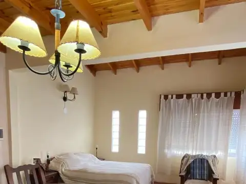 Casa 7 ambientes con 2 baños