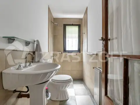 Casa 7 ambientes con 2 baños