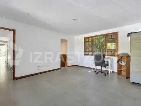 Casa a la venta con gran lote en Las Orquideas