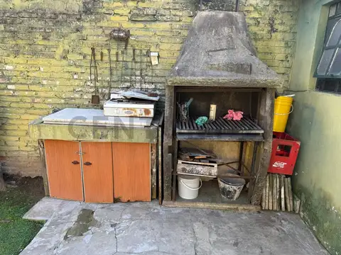 VENTA CASA 5 AMBIENTES CON PATIO,QUINCHO, TERRAZA Y DOS COCHERAS