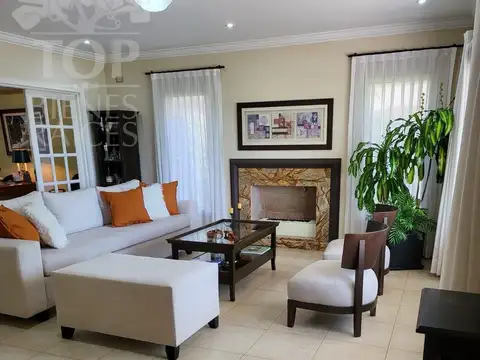 Casa 8 ambientes con 3 baños