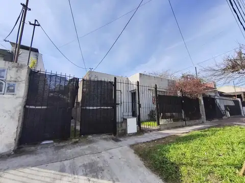 Casa a refaccionar en Venta en Villa Luzuriaga