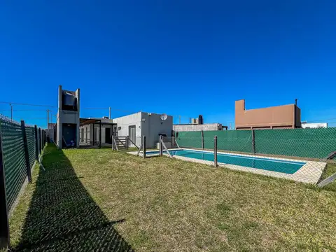 VENTA – Casa de 1 Dormitorio con Piscina – Barrio La Toscana, Piñero. Acepta Permuta.