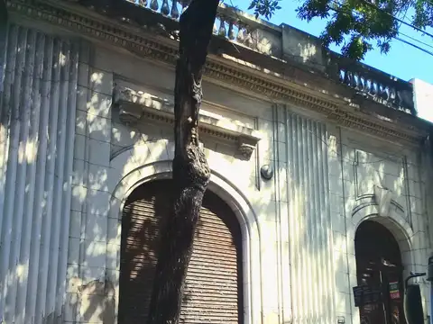 RETASADA - AMPLIA CASA SOBRE LOTE DE 29,40 X 8,66 - IDEAL VARIOS DESTINOS