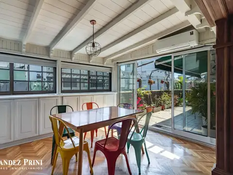 Departamento 3 ambientes con balcón terraza, con parrilla. Muy luminoso