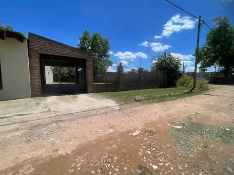OPORTUNIDAD, CASA CON GRAN TERRENO EN MONTEGRANDE.