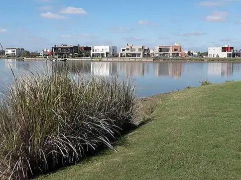 Lote con fondo a la laguna en Club de Campo Santa Rita. Canning-San Vicente.