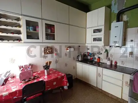 Casa 6 ambientes con 2 baños