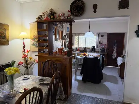 Casa 6 ambientes con 2 baños