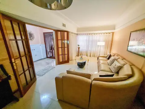 VENTA  CASA EN BARRIO ABASTO DE 5 DORMITORIOS