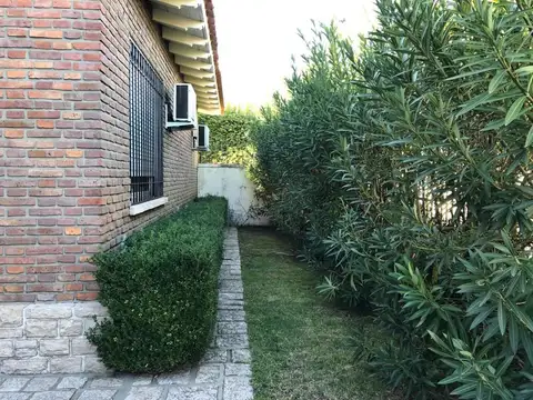 Casa 5 ambientes con 4 baños