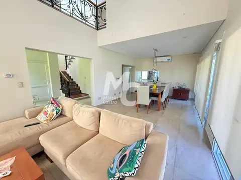 Casa 4 ambientes con 2 baños