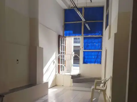 LOCAL al frente luminoso EN VENTA