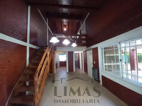 Casa 8 ambientes con 2 baños