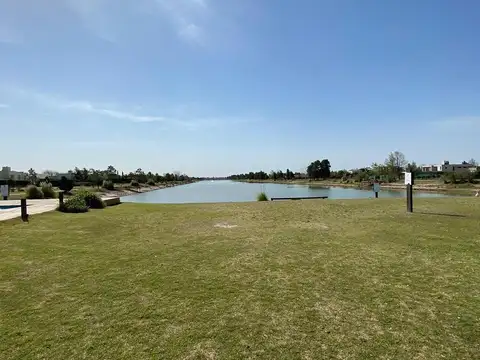 VENTA LOTE FRENTE AL LAGO