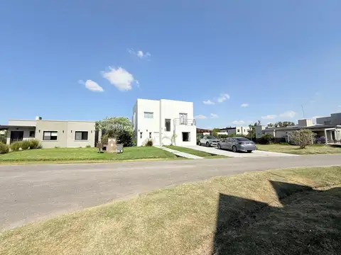 Casa 4 ambientes con 3 baños