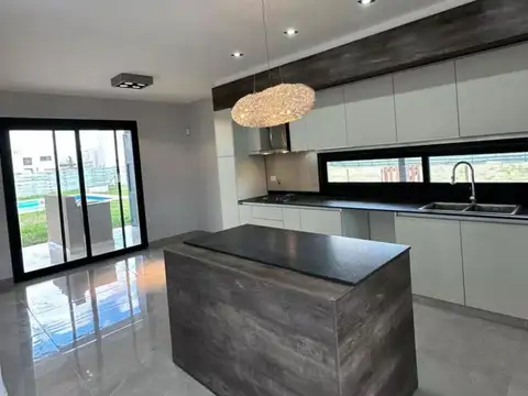 Casa 4 ambientes con 4 baños