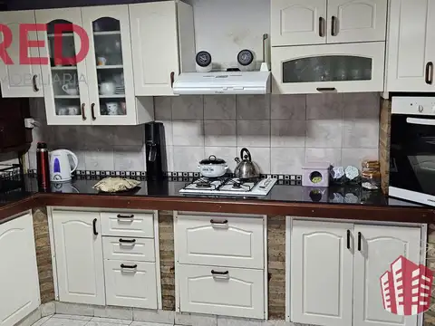 Casa 9 ambientes con 3 baños