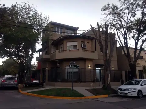 CASA 4 AMB. EN ESQUINA GARAJE LAVADERO TERRAZA
