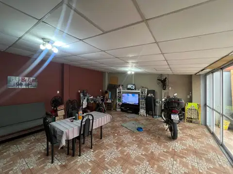 VENTA CASA 3 AMB CASTELAR SUR QUINCHO GARAGE LOCAL