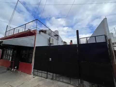 VENTA CASA 3 AMB CASTELAR SUR QUINCHO GARAGE LOCAL