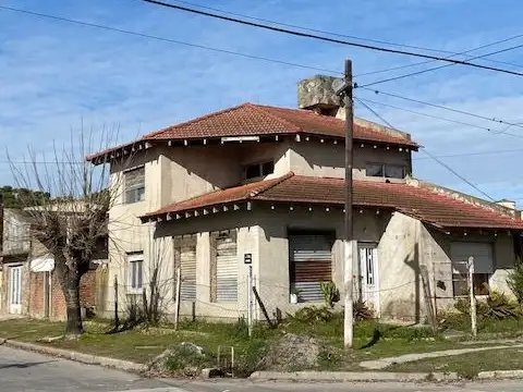 156 Esq. 17 - CASA A RECICLAR DE 3 DOR (BERISSO)