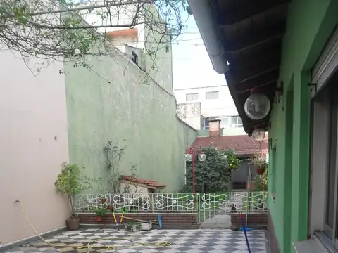 Casa 8 ambientes con 2 baños