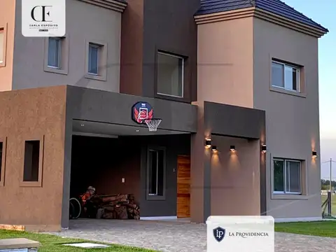 Casa en Venta con 2 cocheras