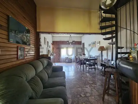 Casa en Venta con 3 cocheras