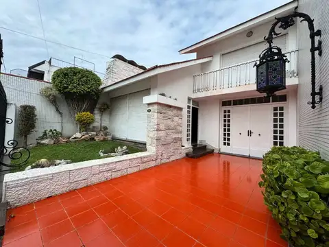 VENTA CASA 3 DORMITORIOS ABASTO - JARDIN Y PILETA